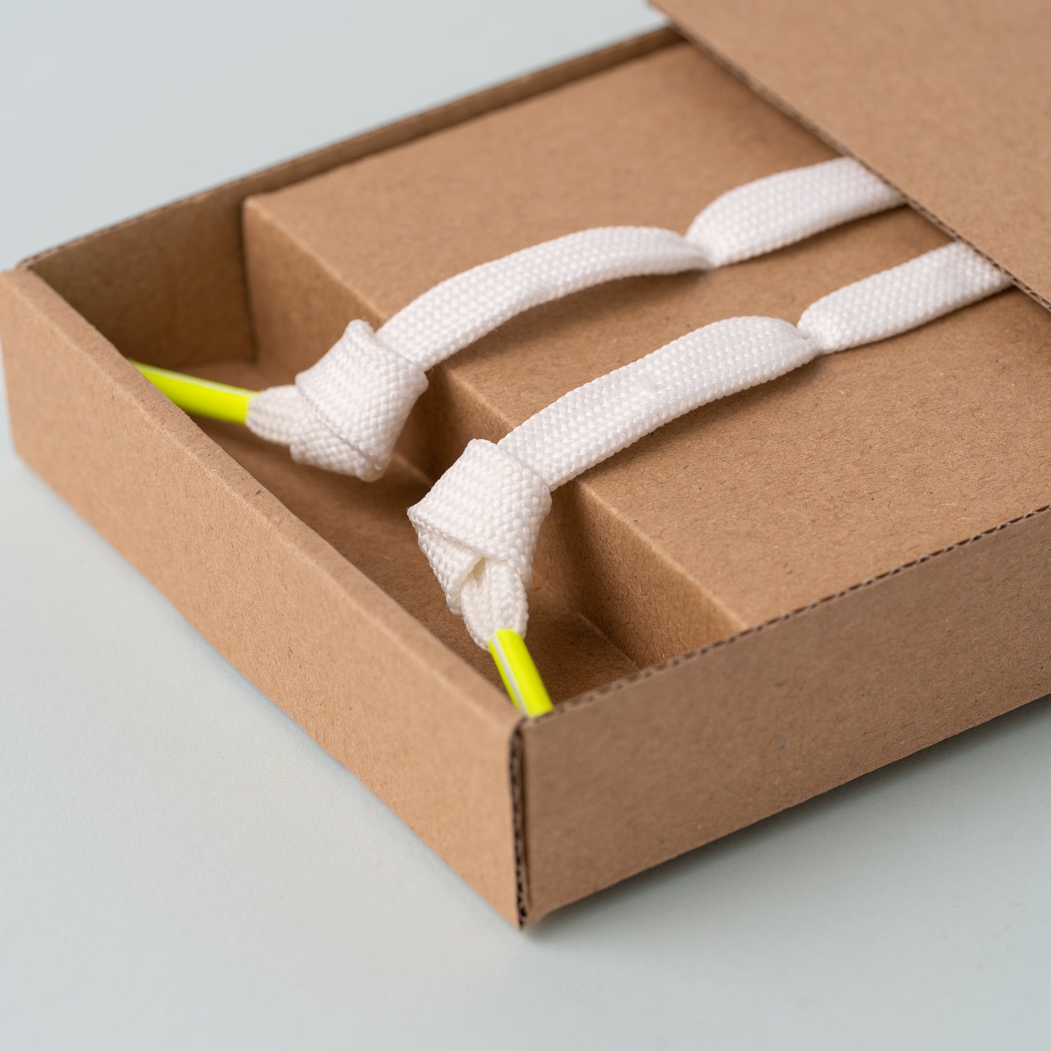 CORDÓN DADA WHITE FLUOR